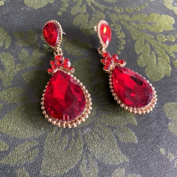 Reign style - Gold and Ruby Chandelier Earrings - Picture 4 of 6